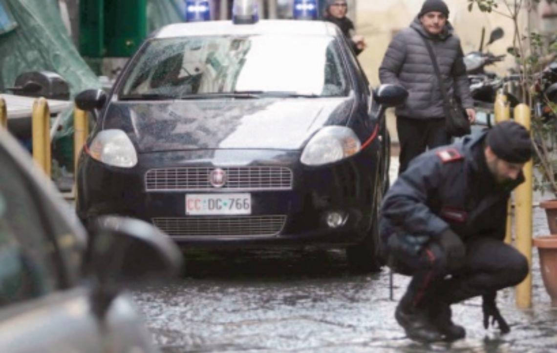 Venti di faida a Barra: auto distrutta dai proiettili nel rione Bisignano 