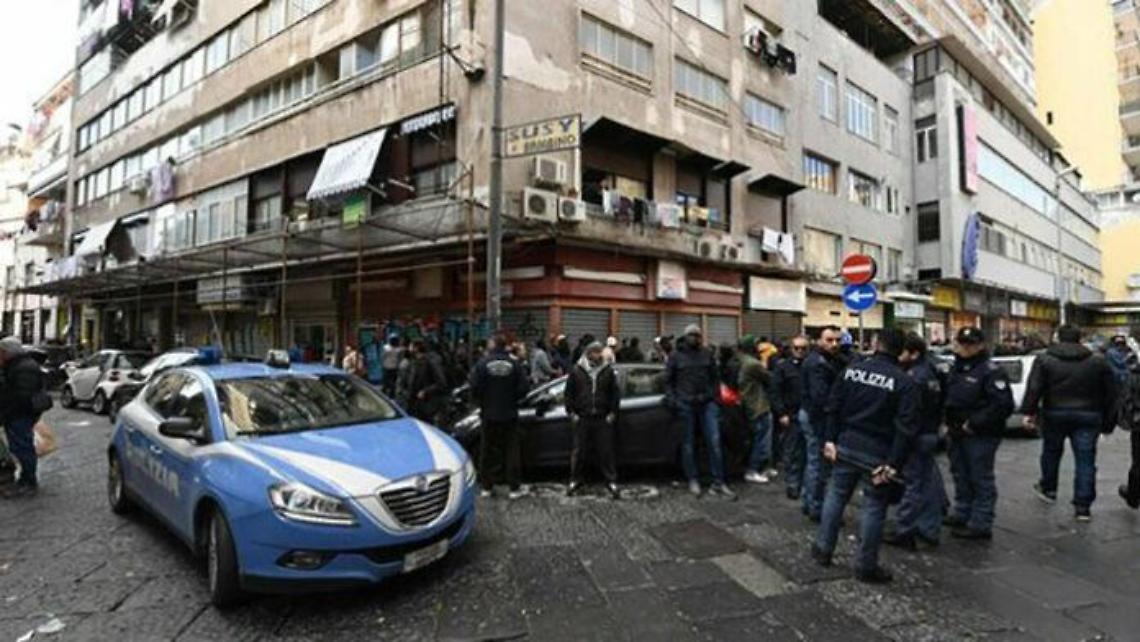 Tenta di rubare l’autoradio di una vettura e aggredisce i poliziotti