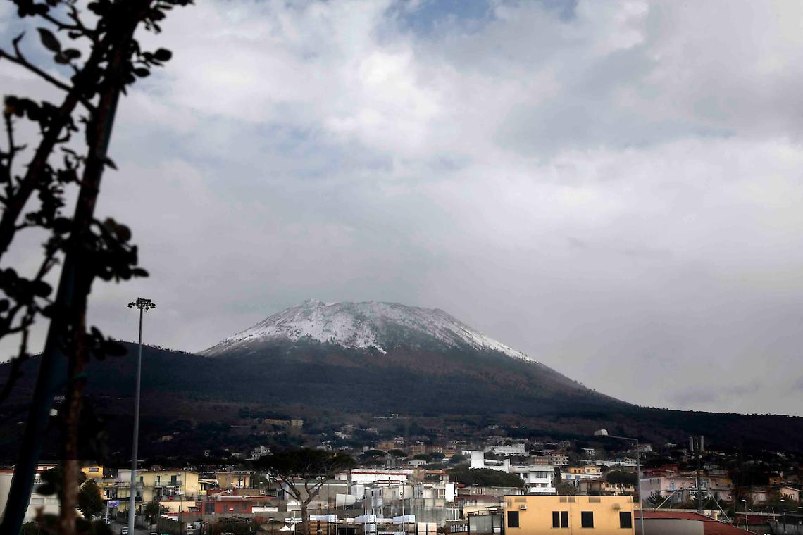Freddo in Campania e neve sul Vesuvio: chiuso il valico di Chiunzi