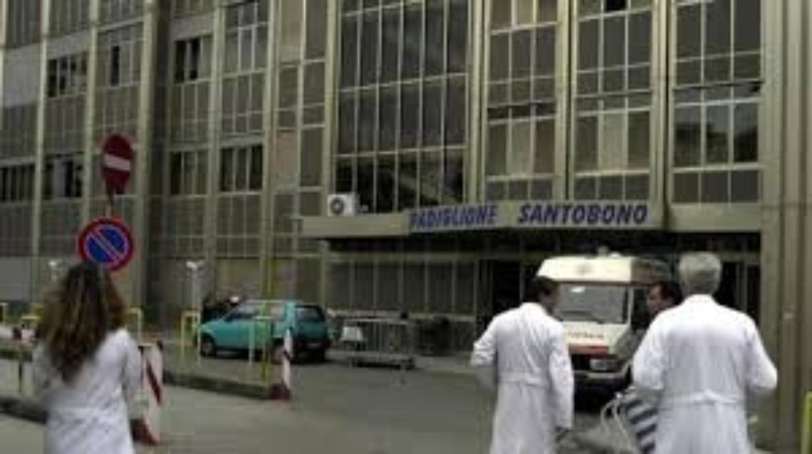 Non aveva né soldi né cellullare, 12enne accoltellata per sfregio da rapinatore in piazza Municipio