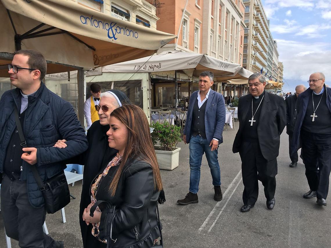 Selfie e saluti per il Cardinale sul Lungomare FOTO