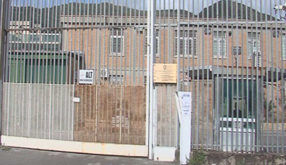 Maxirissa nel carcere di Salerno, ferita la direttrice