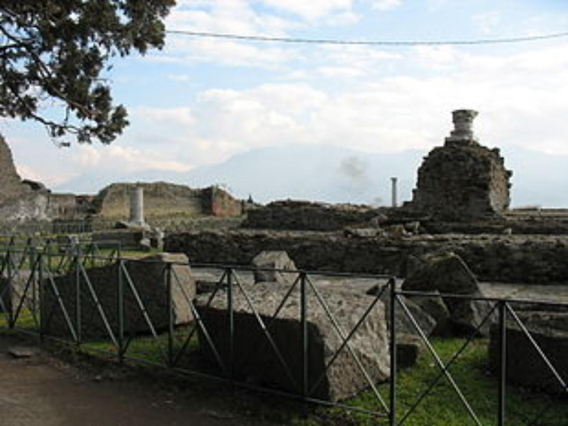 Scavi di Pompei, cede un tombino