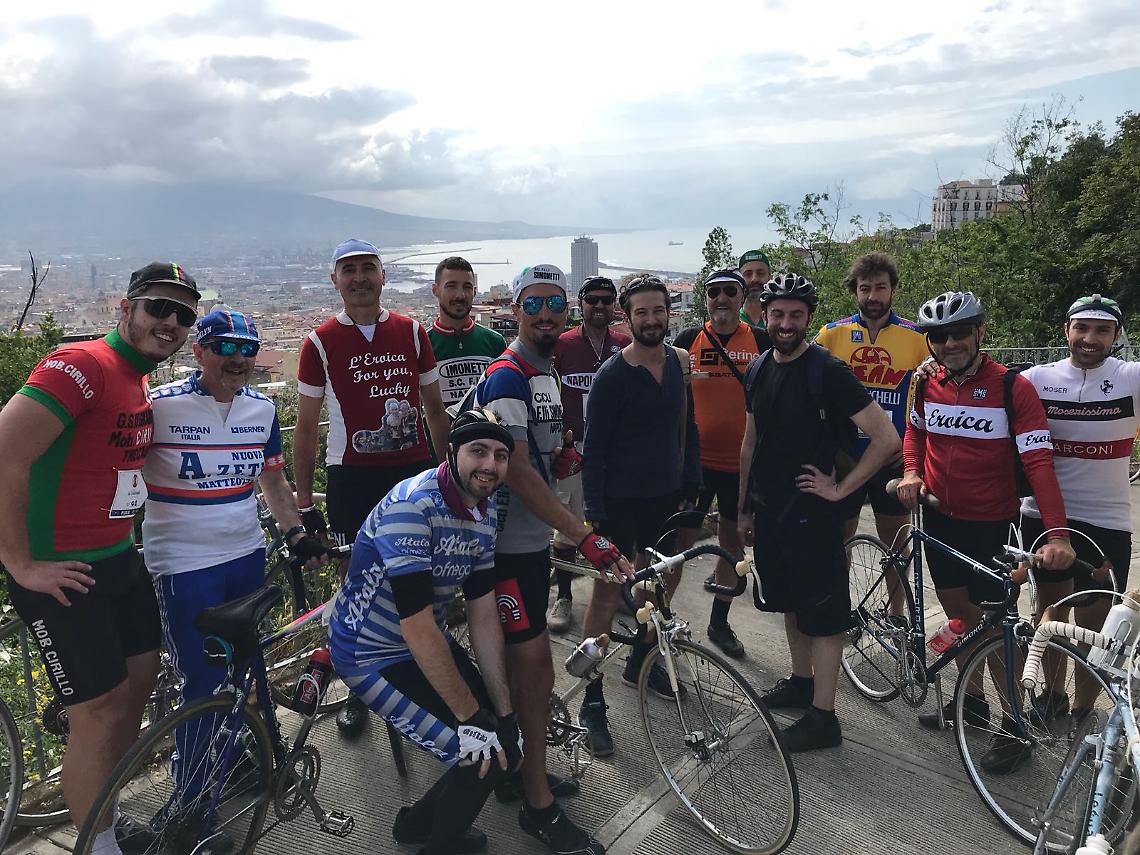 Napoli Bike Festival, ciclisti in bici d'epoca al centro storico e a Capodimonte
