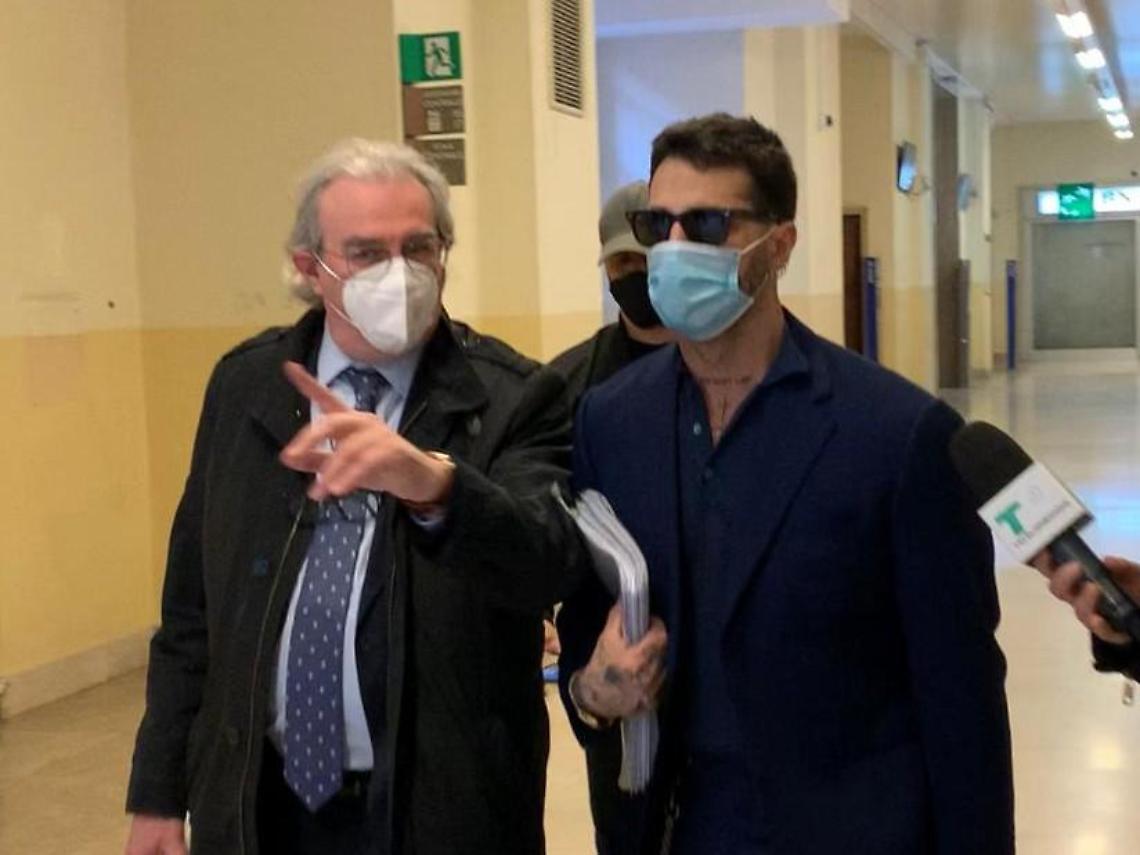 Fabrizio Corona di nuovo in tribunale e alza la voce: «Sto bene ma sono arrabbiato»