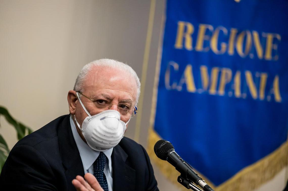 Mascherine in Campania, la nuova ordinanza: «Obbligatorie fino al 15 giugno sui luoghi di lavoro»