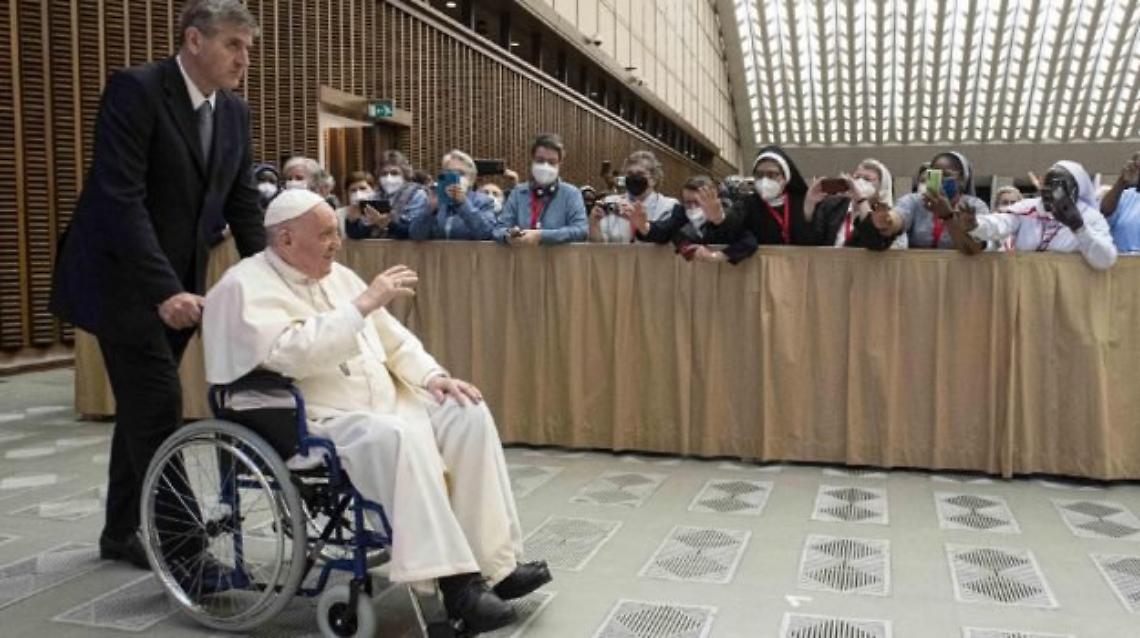 Il Papa arriva in udienza in sedia a rotelle