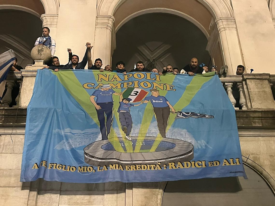 Festa scudetto, lo striscione al Real Albergo dei poveri