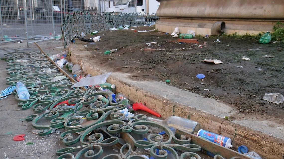 Tifosi-vandali, divelta la ringhiera della fontana del Carciofo