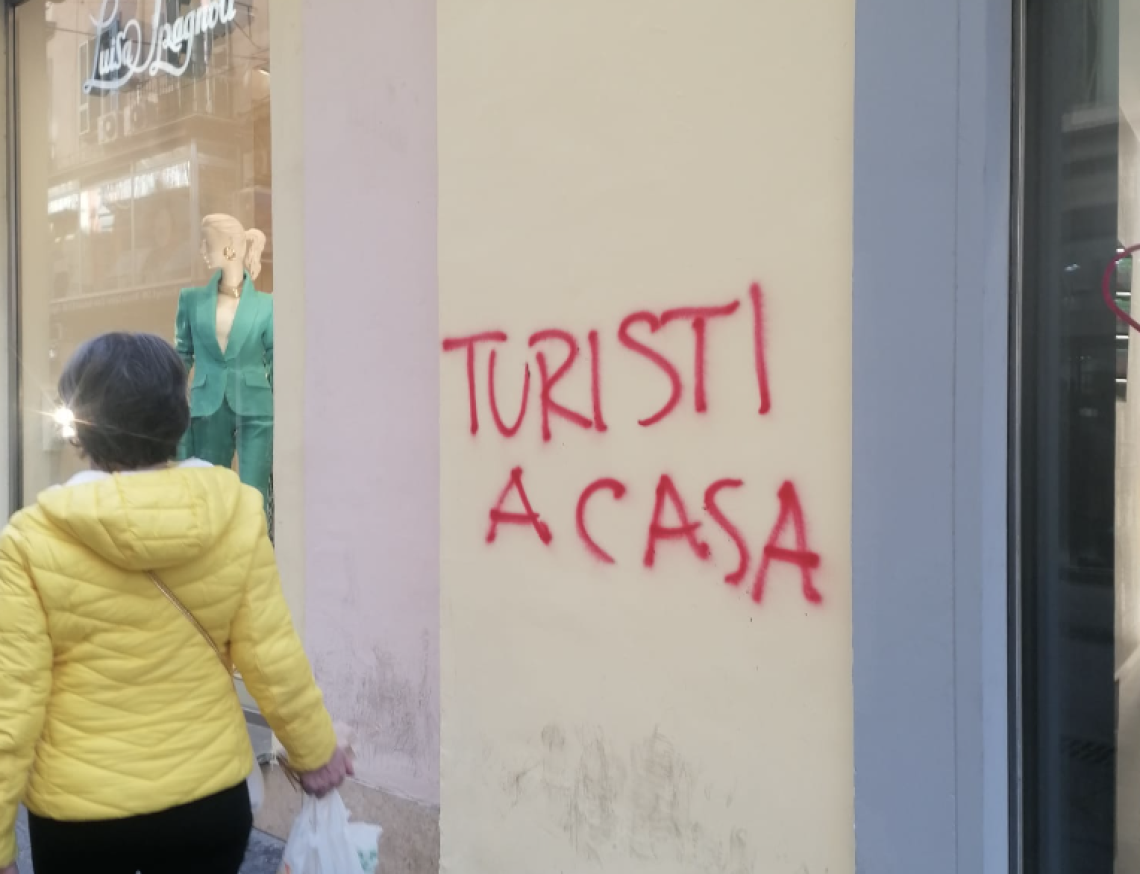 Scritte contro i turisti a Chiaia, «ma la città sta rinascendo»