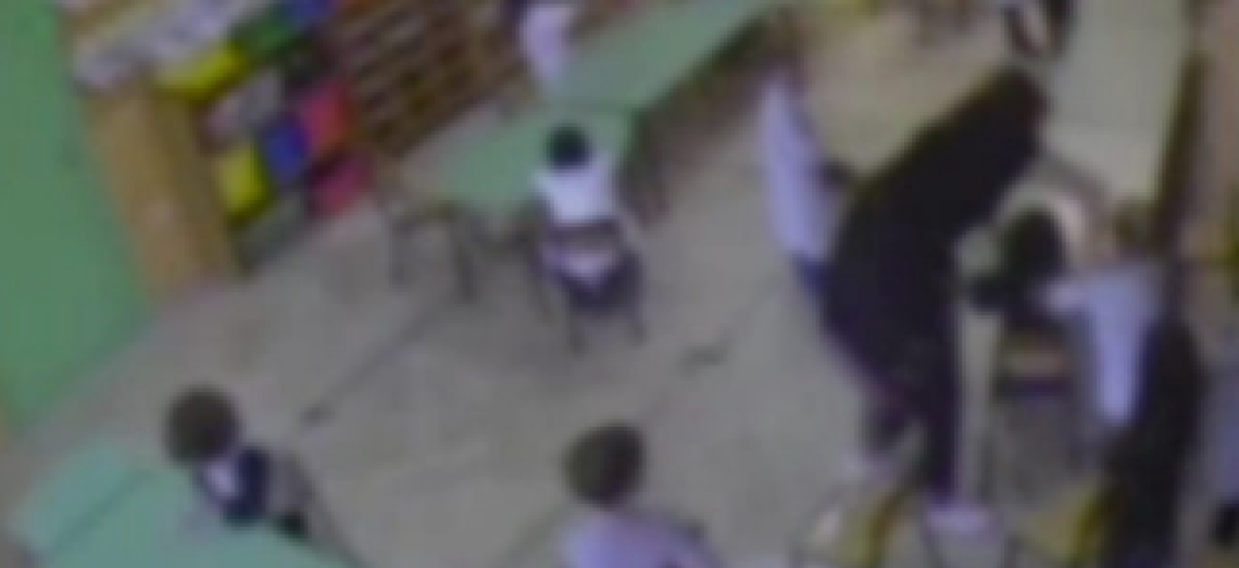 «Zitto o ti impicco»: maltrattamenti su bambini, tre insegnanti ai domiciliari