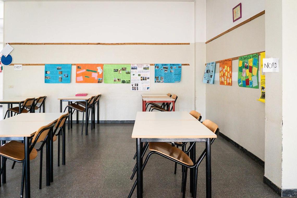 Scuola, visiere e divisori tra banchi: si torna così