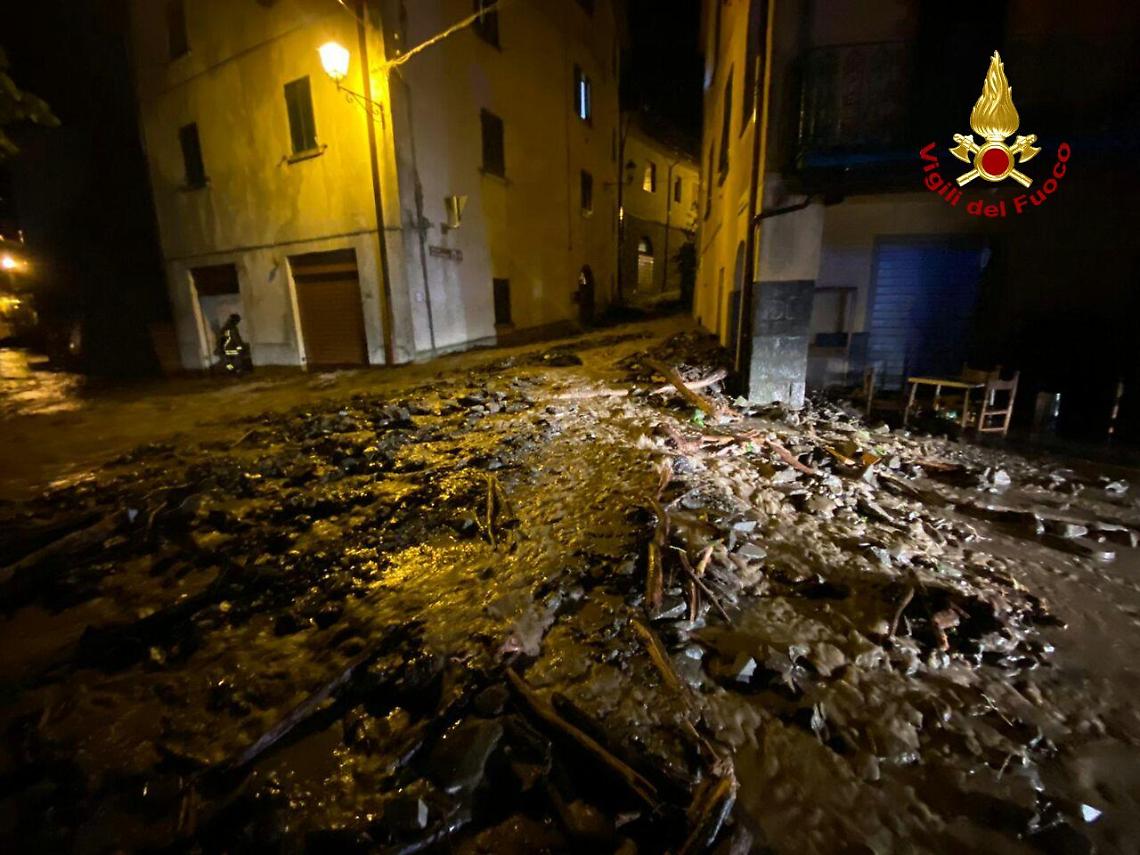 Maltempo, frane e allagamenti a Bologna e in Toscana