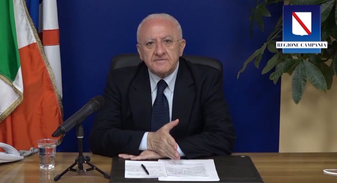 Fase 3, De Luca: «Locali aperti fino alle 2 di notte, niente alcol da asporto dopo le 22»