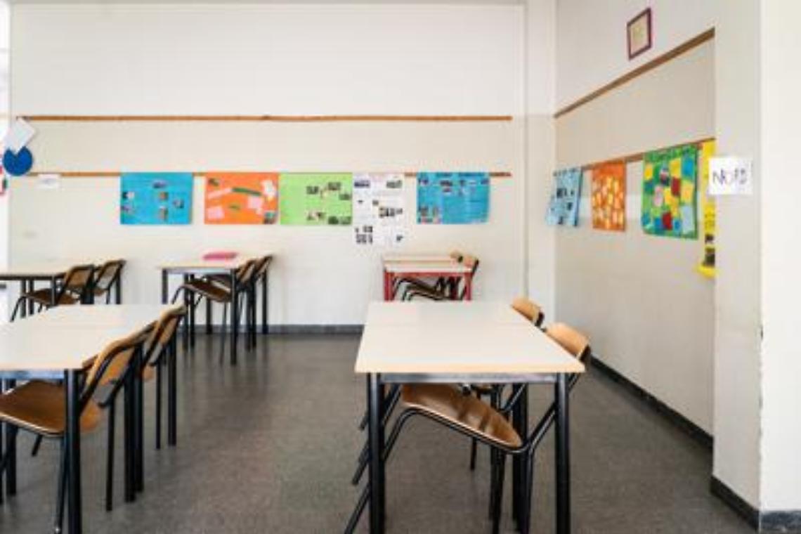 Scuola, visiere e divisori tra i banchi: si torna così