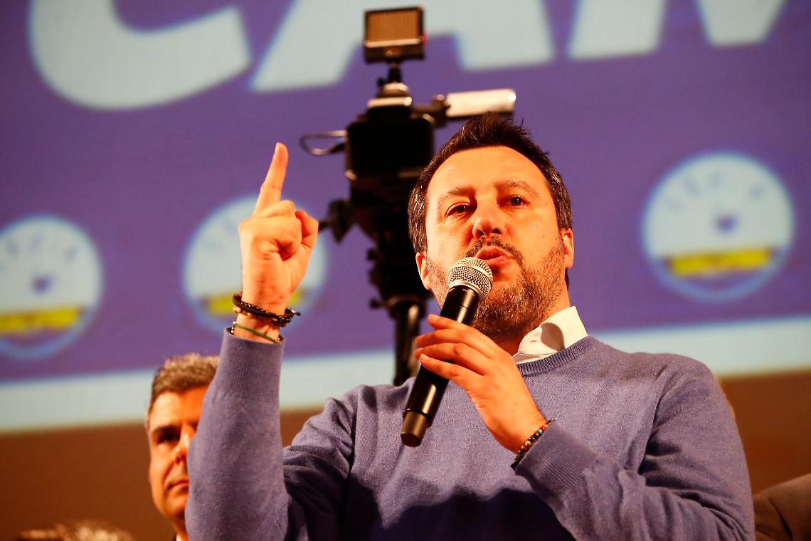 Salvini a Napoli: follia distanziare i bimbi a scuola con il plexiglass