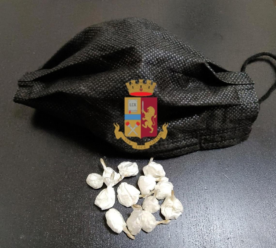 Dosi di cocaina nascoste nella mascherina, arrestato pusher