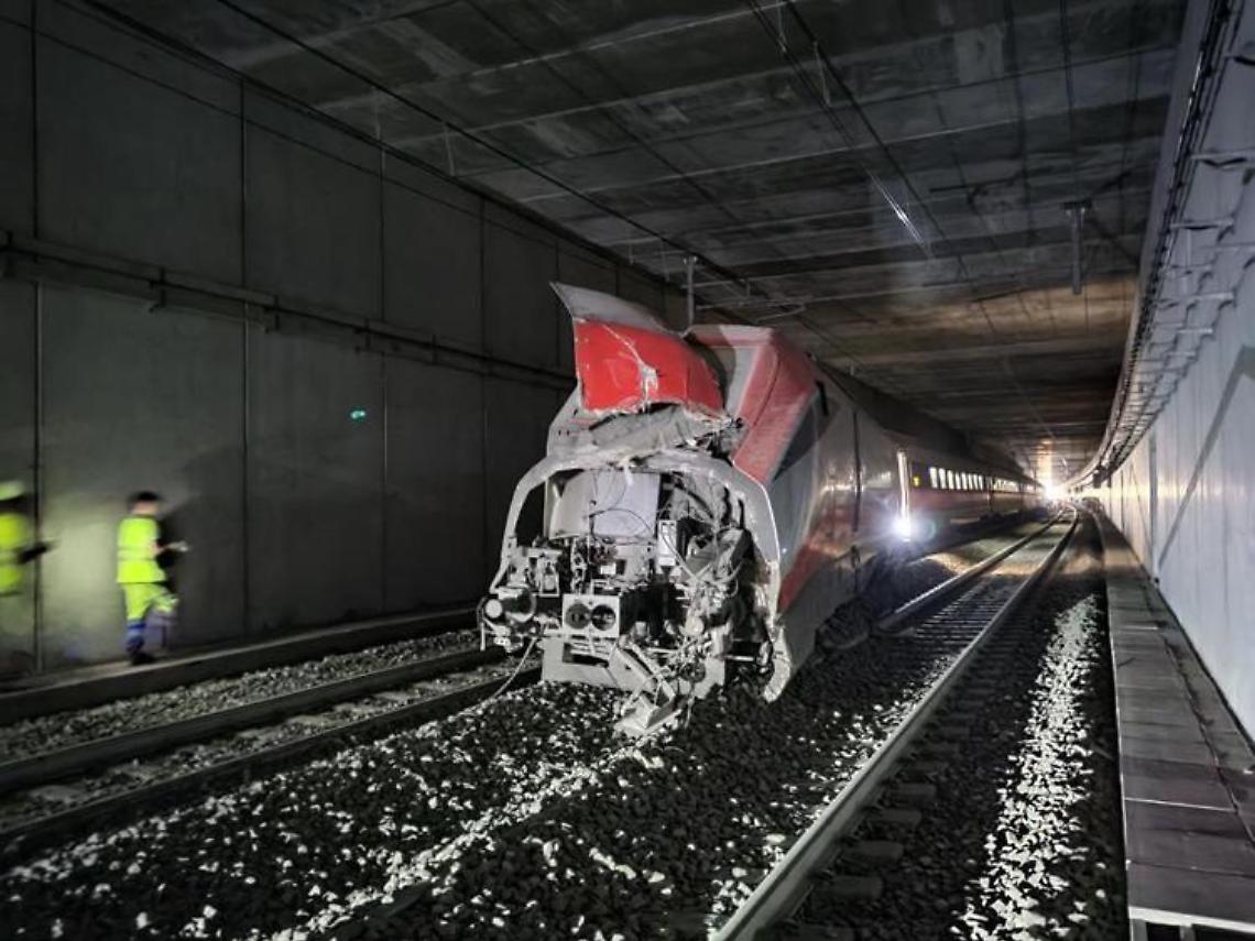 Treno Av, dissequestrata area: analisi su rotaia deformata
