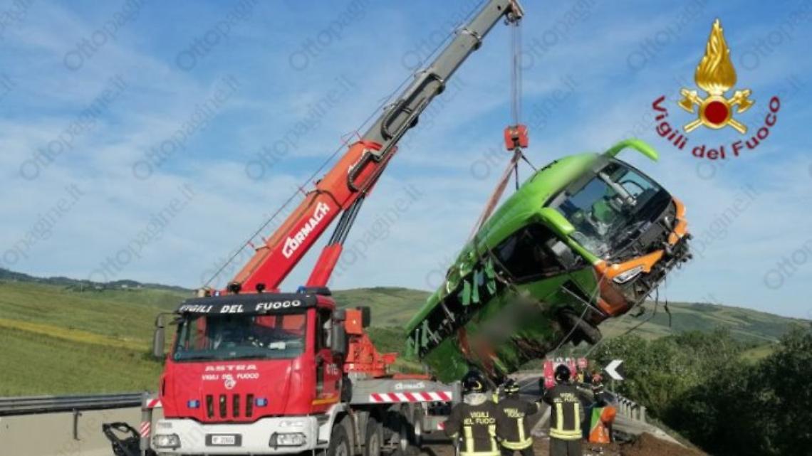 Bus nella scarpata, autista Flixbus indagato per omicidio stradale colposo