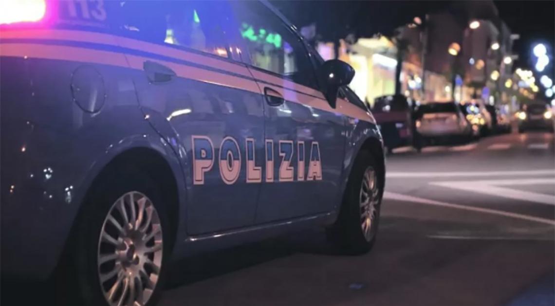 Minaccia automobilista al semaforo e aggredisce i poliziotti: arrestato