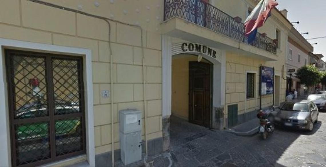 Furbetti del cartellino, sospesi 5 dipendenti comunali a Frignano: 29 indagati