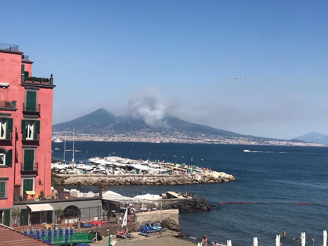 Vesuvio in fiamme, panico tra i turisti: evacuati alloggi e ristoranti