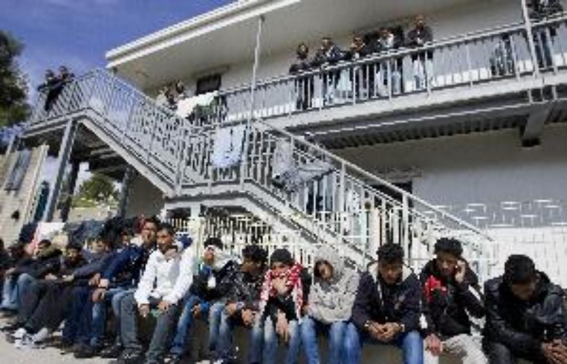 Giù dal terzo piano del centro di accoglienza, muore immigrato 25enne
