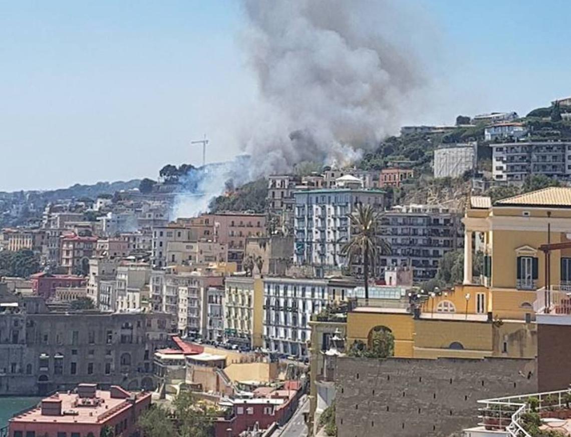 Incendio sulla collina di Posillipo, domate le fiamme: minacciavano ospedale