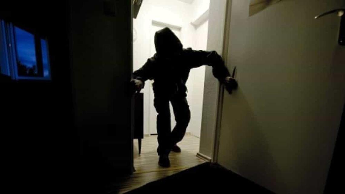 Furto in appartamento, arrestati due fratelli a Fuorigrotta