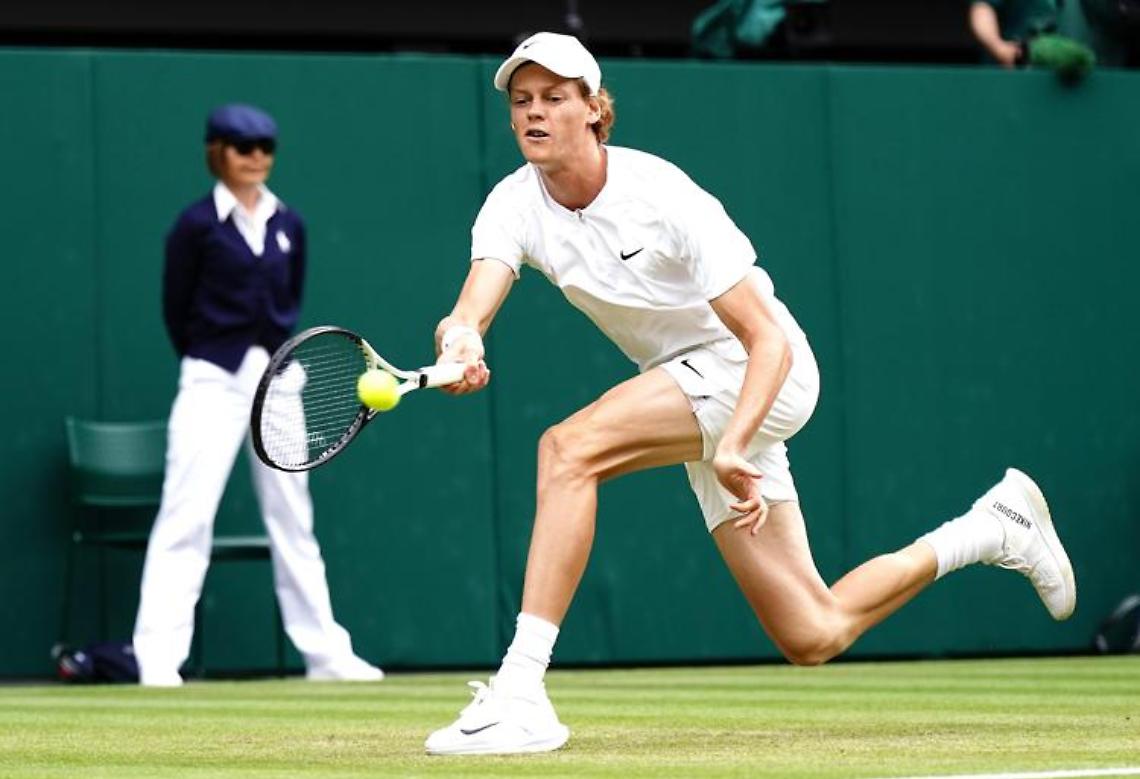 Wimbledon 2022, rimonta Djokovic: batte Sinner e va in semifinale