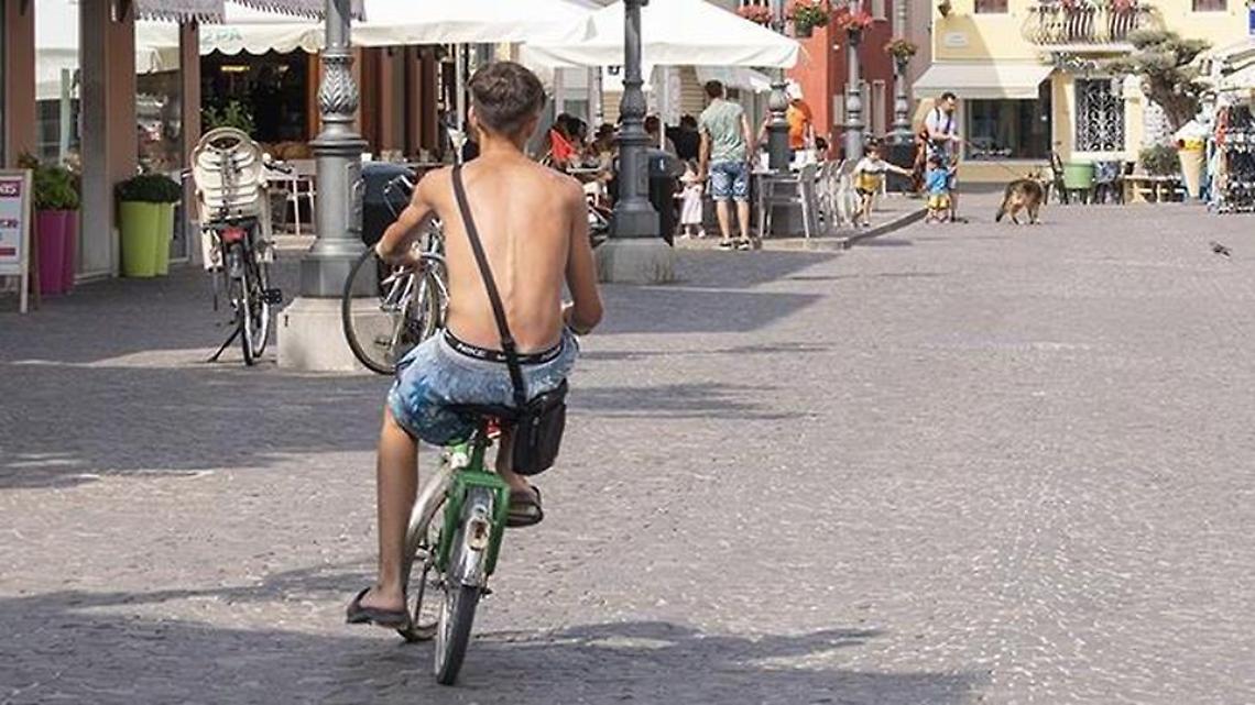 A Sorrento vietato camminare in costume o a torso nudo