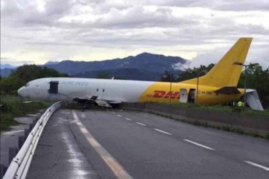 Cargo esce di pista e finisce in strada, paura all'aeroporto di Orio al Serio
