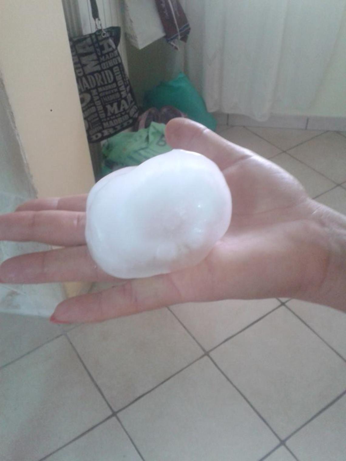Tempesta di grandine a Napoli, ferito un bambino. Il sindaco di Pozzuoli chiede lo stato di calamità