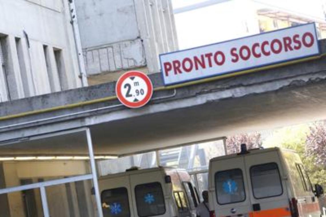 Non vuole attendere il turno e schiaffeggia il medico