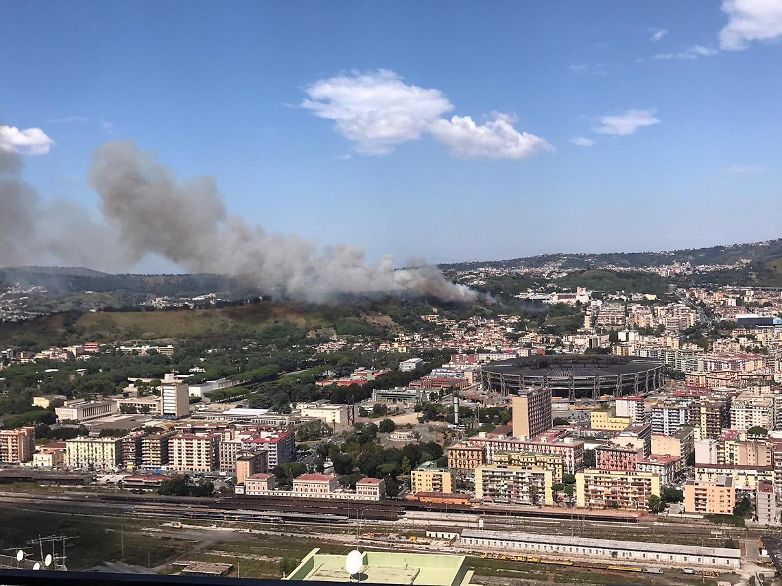 Vasto incendio nella zona di Monte Sant'Angelo a Napoli