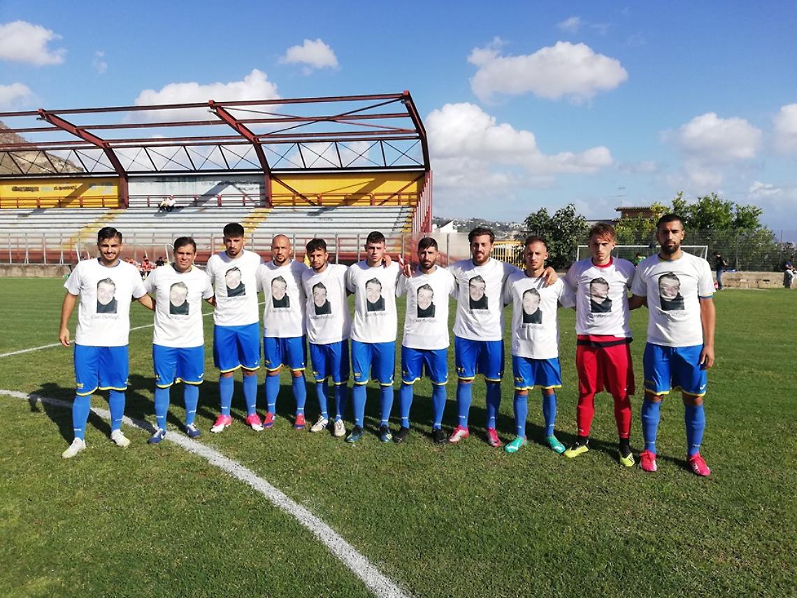 Agente ucciso, omaggio degli ex compagni della squadra di calcio: Pierluigi sulle magliette
