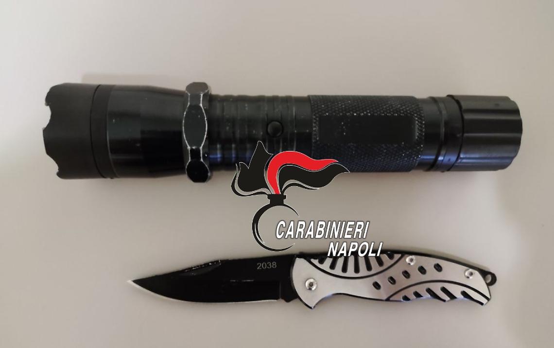 Fuori scuola con storditore elettrico e coltello, 14enne nei guai