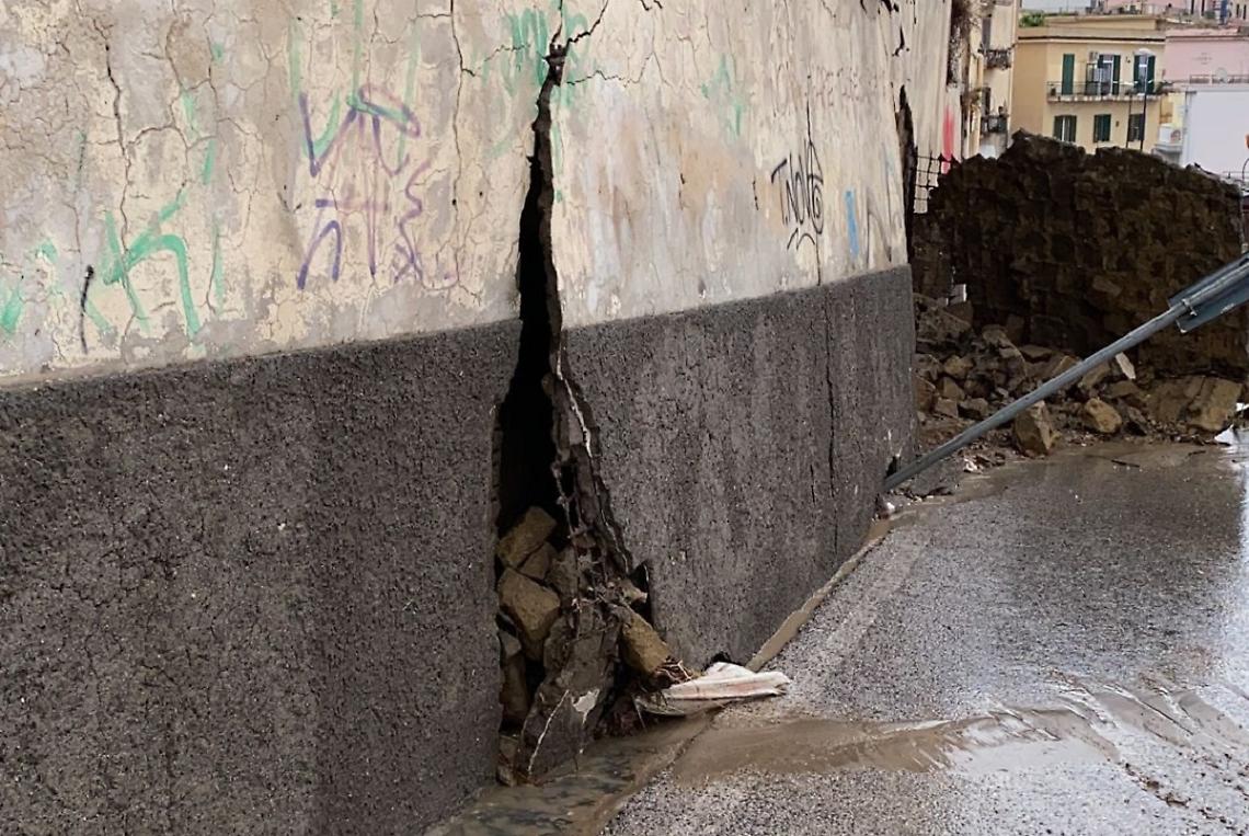 Maltempo, crolla parte del muro del carcere Pozzuoli: il sindaco chiude parchi e scuole 