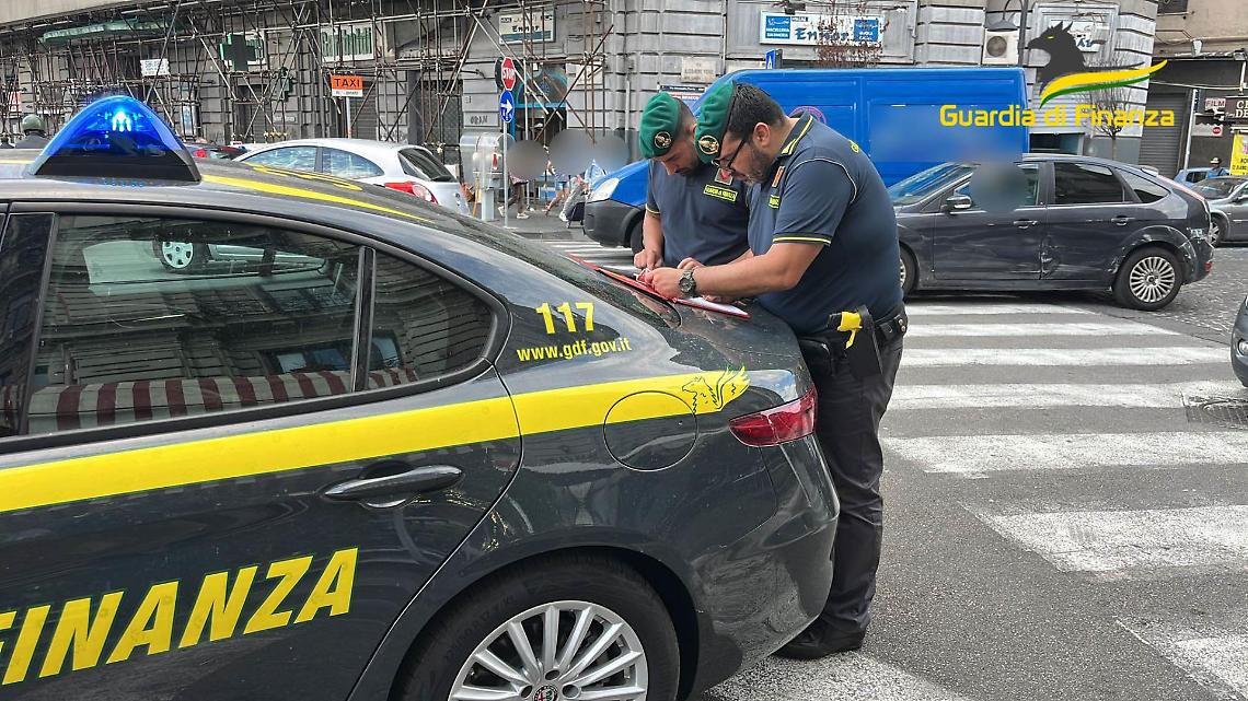 Parcheggiatori, tassisti e guide abusive: 18 denunciati