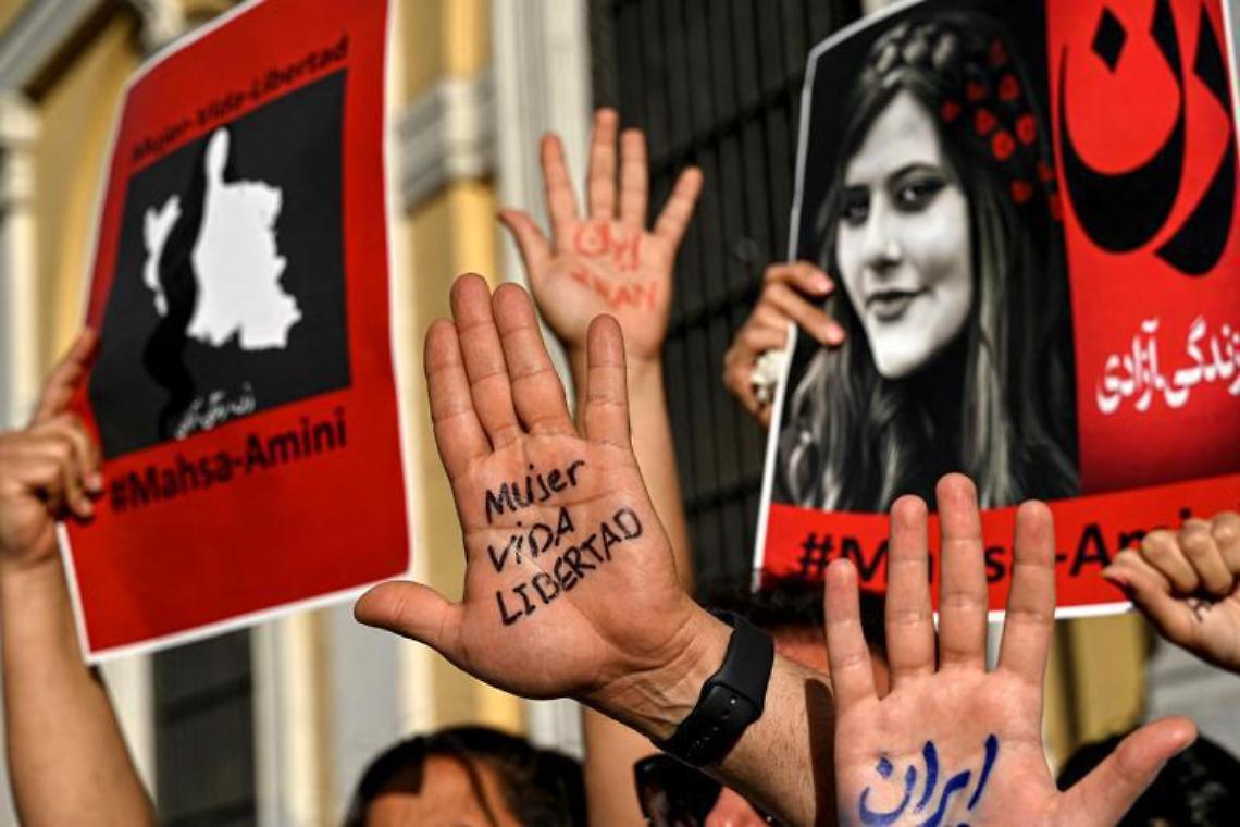 Iran, 16enne in coma dopo pestaggio: «Era senza velo»