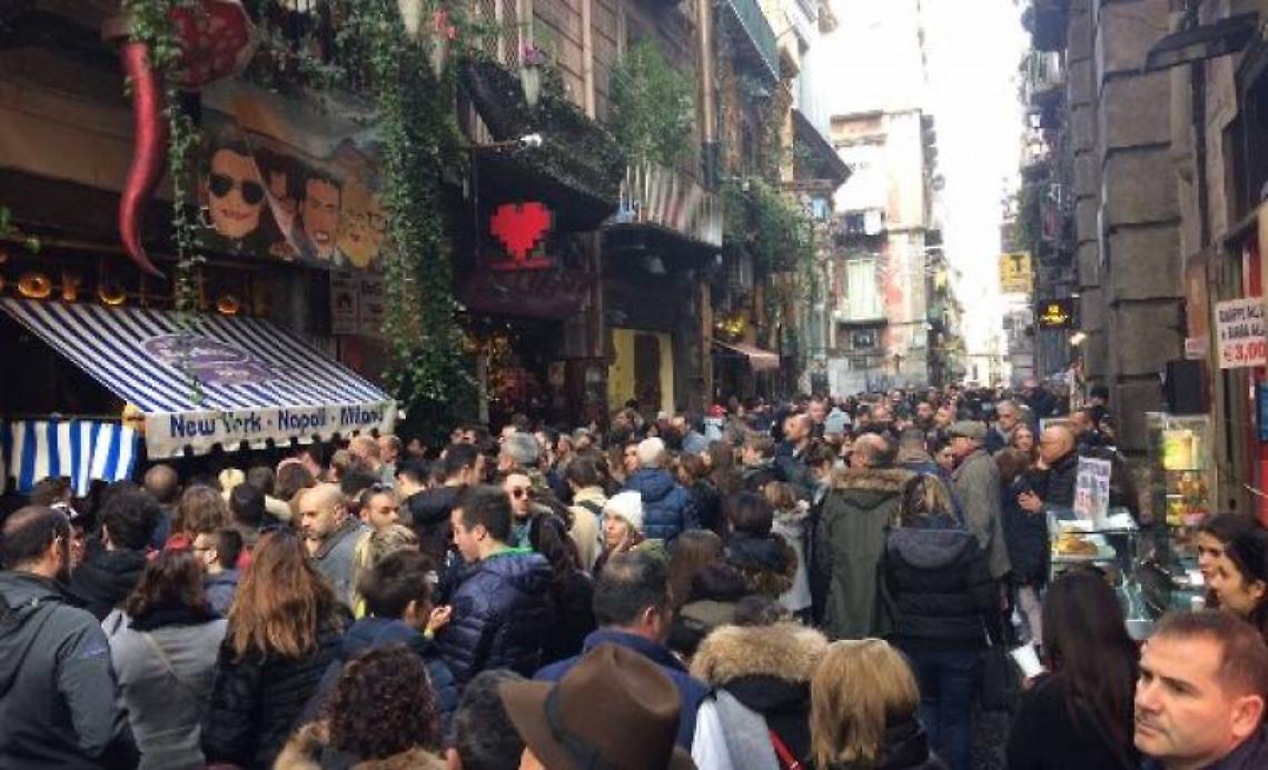 Centro storico, parte l'area pedonale di via Tribunali