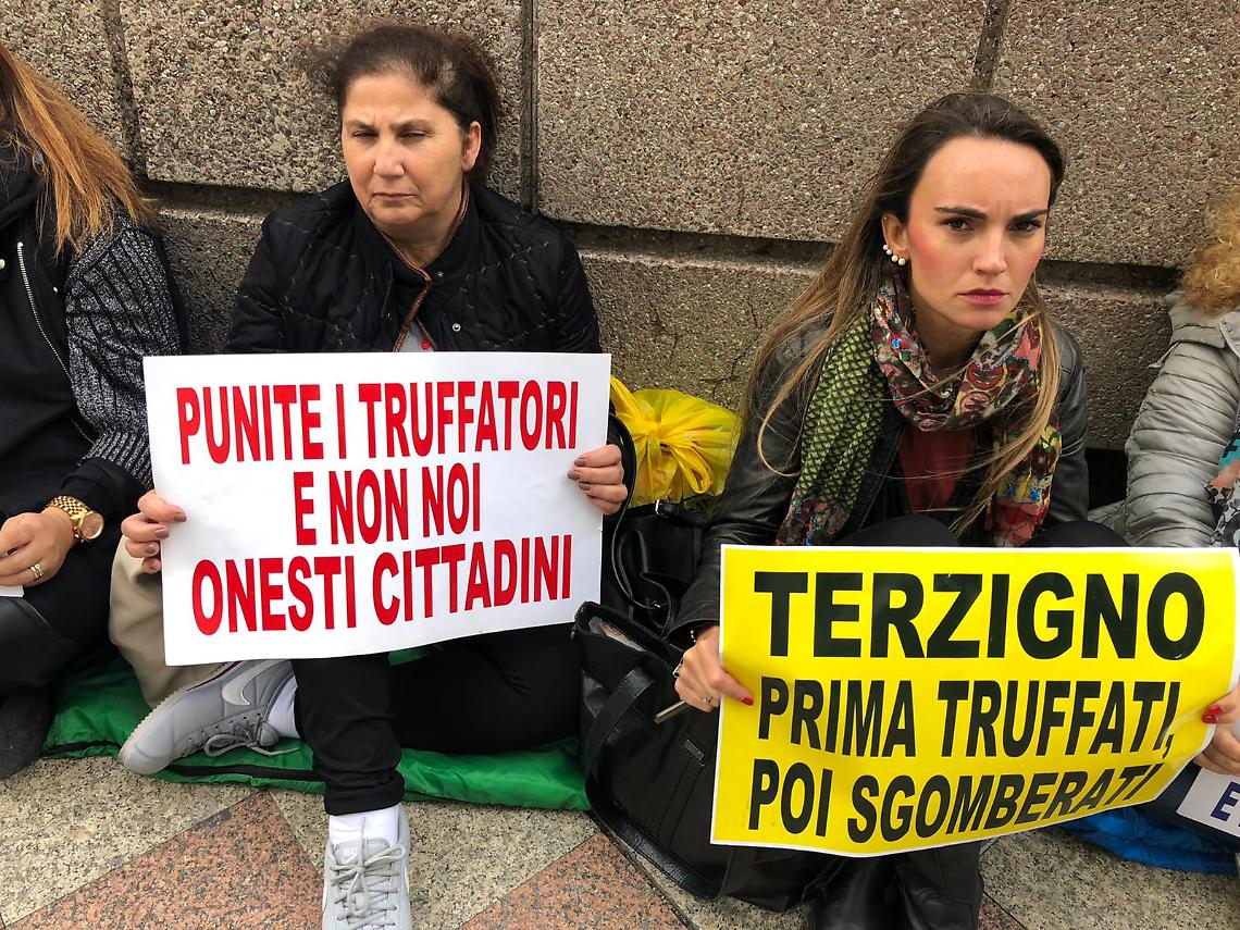 Case a rischio abbattimento, mamme di Terzigno manifestano davanti alla Regione