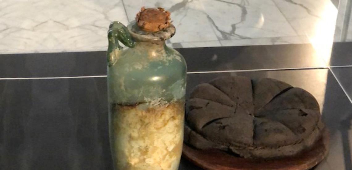 Nei depositi del Mann la bottiglia d'olio più antica del mondo