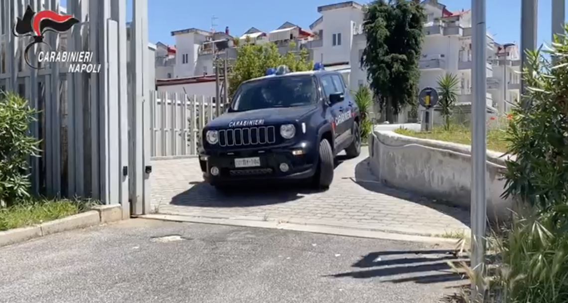 Pestato dal clan per aver picchiato ex compagna, sei arresti