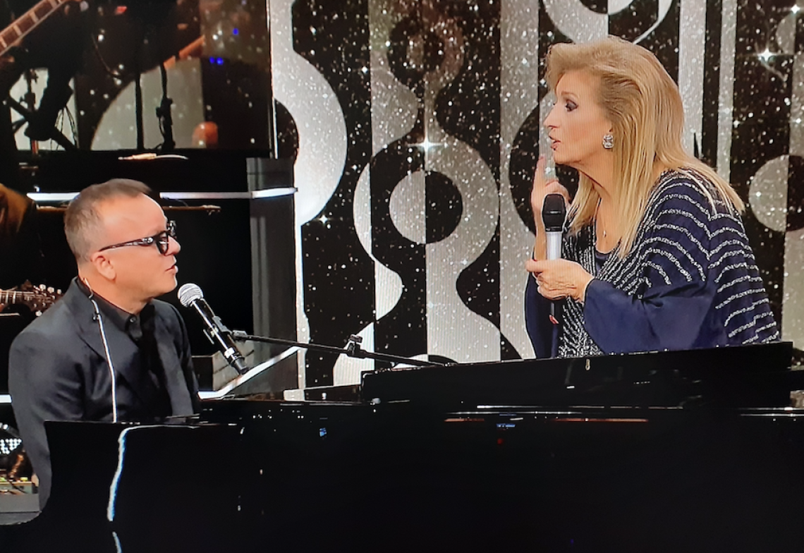 Gigi D'Alessio celebra Iva Zanicchi su Canale 5