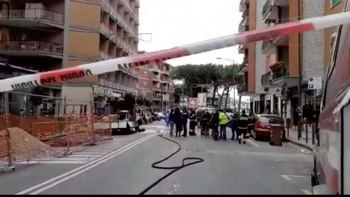 Via Cilea, incendio su furgone di bombole: strada chiusa