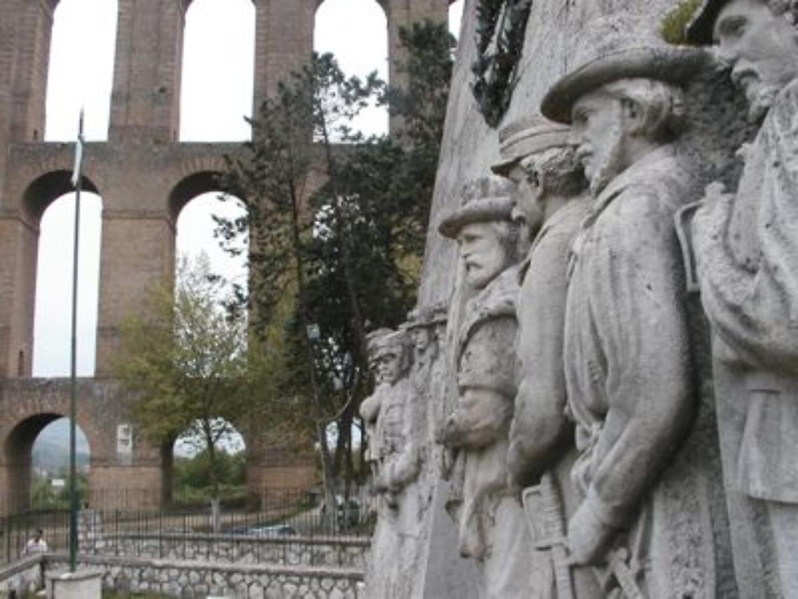 Ossario dei Ponti Vanvitelliani, decapitate le statue dei soldati