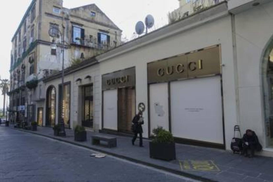 Imbrattate le vetrine del lusso di Chiaia