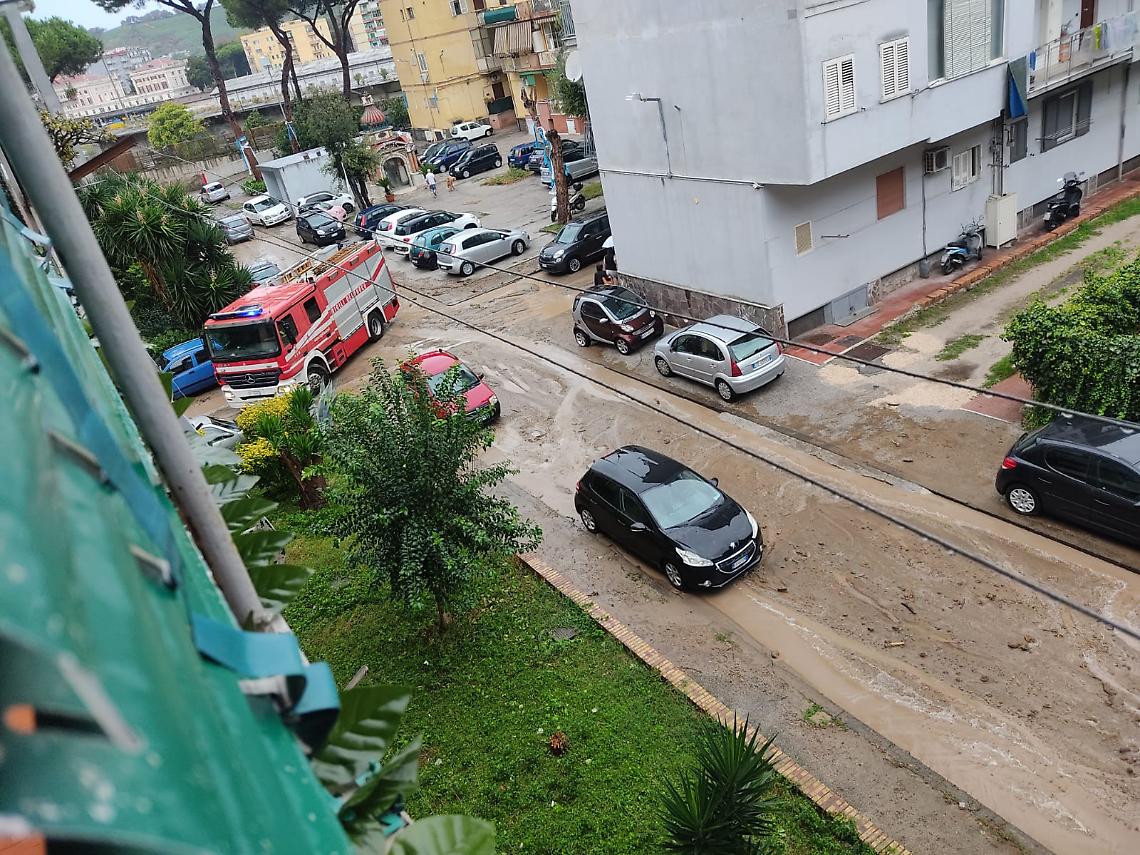 Via Campegna invasa da fango e detriti venuti giù dalla collina di Posillipo