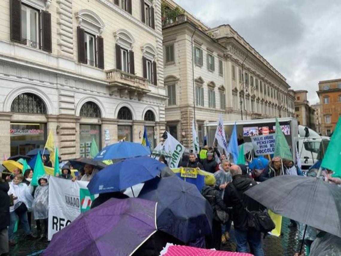Sciopero medici, dottori al sit in di Roma: «In pensione prima del coccolone»